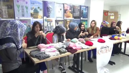 Çocuklar İçin Otobüste Bile Atkı ve Bere Örüyorlar