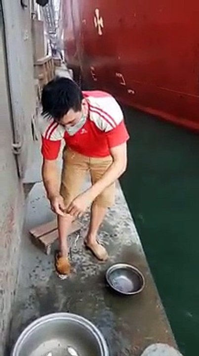 Cần thủ câu cá lên liên tiép
