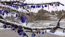 Kapadokya’da kar yağışı sonrası oluşan kartpostallık görüntüler yerli ve yabancı turistlerin ilgi odağı oldu
