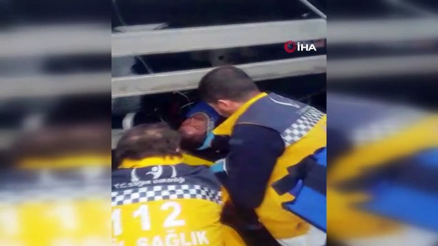 TEM Otoyolu'nda can pazarı kamerada...Tırın altında kalan motosikletliyi kurtarmak için zamanla yarıştılar