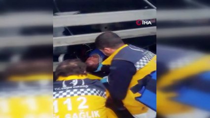 TEM Otoyolu'nda can pazarı kamerada...Tırın altında kalan motosikletliyi kurtarmak için zamanla yarıştılar