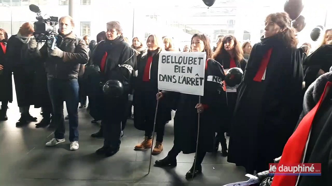 Le bâtonnier de Grenoble David Roguet s'adresse à ses confrères.