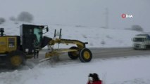 Tokat'ta kar yağışı nedeniyle araçlar yolda kaldı