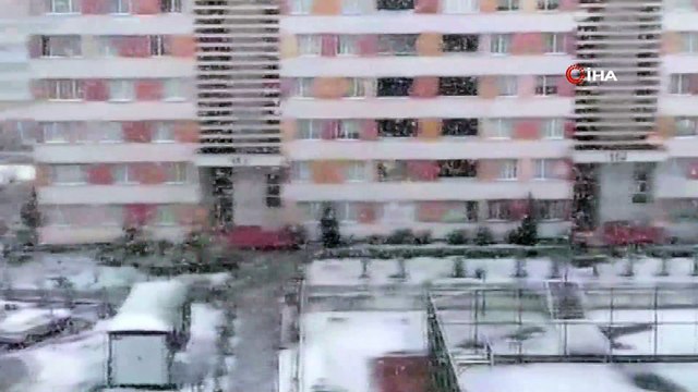 Lapa lapa yağan kar Bahçelievler ve Başakşehir'i beyaza bürüdü
