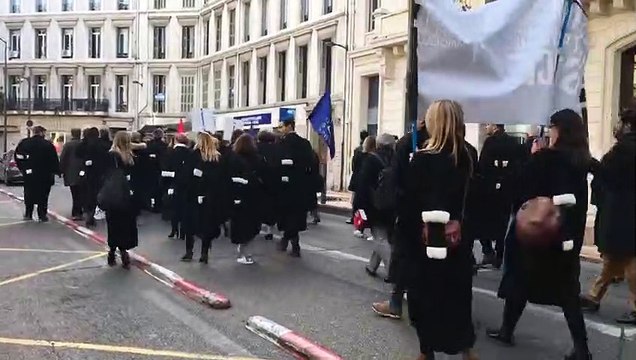 Marseille - Manif des avocats en colère : 200 à 300 robes noires revendiquent leurs droits