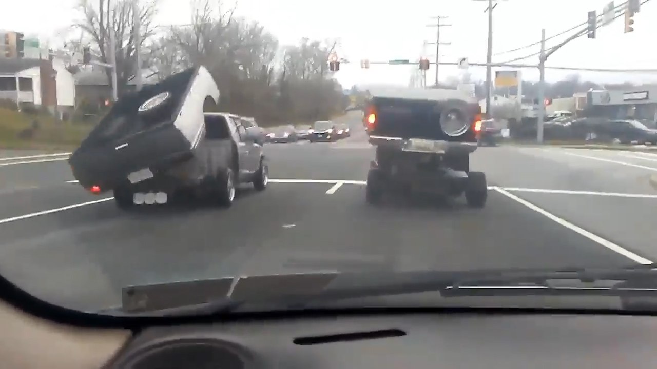 Deux pick-ups font une surprenante battle de bennes à un feu rouge !