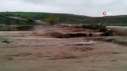 Şiddetli yağış sonrası dereler taştı, köy yolu ulaşıma kapandı