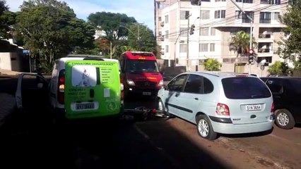 Moto bate na traseira de Scenic na Rua Antonina