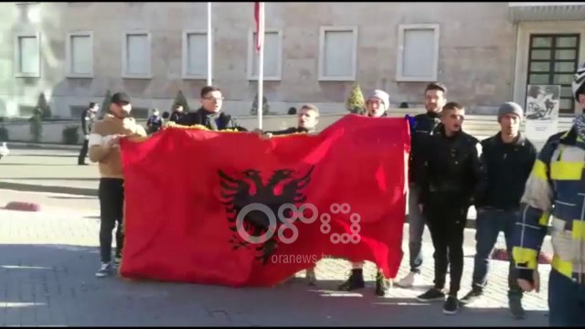 Ora News - Protesta e studentëve me flamurin kombëtar para Kryeministrisë