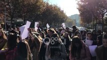 Ora News - Studentët e Filologjikut dhe Mjekësisë përplasje mendimesh për vendin e protestës