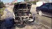 Ora News - Makina shkrumbohet nga zjarri në aksin Fier-Patos, shpëtojnë paq 4 pasagjerët
