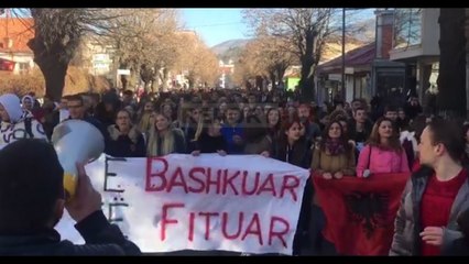 Report TV - Protesta, studentët e Korçës në marshim
