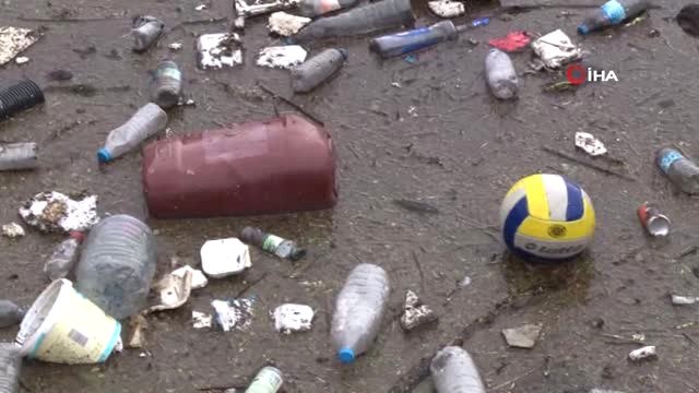 Derelerin Getirdiği Çöpler Limana Doldu