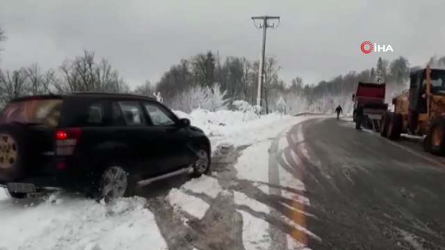 Kar yağışı nedeniyle sürücüler zor anlar yaşadı