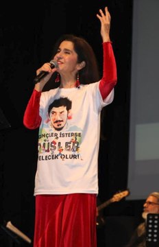 Kadıköy’de 70’ler Rüzgarı “Melike Demirağ ve Arkadaşları”