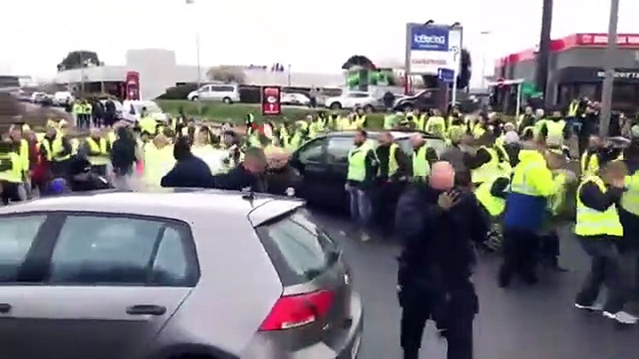 EN PLEIN DANS LEURS MOUILLES!!!!  les gilets jaunes gazent les forces de l ordre