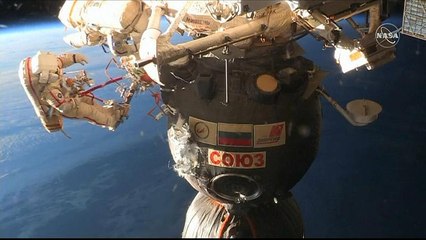 Kosmonauten untersuchen ISS - Mysteriöses Loch in Raumkapsel