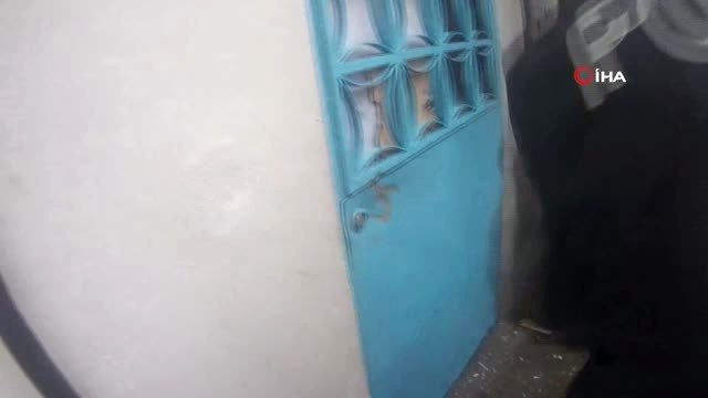 İstanbul'da Dev Asayiş Operasyonu...koçbaşıyla Kapısını Kırdıkları Eve Giren Polis Böyle Arama Yaptı