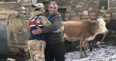 Çalınan Hayvanlarını Bulan Jandarmaya Sarılarak Teşekkür Etti