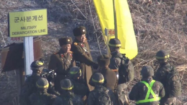 NO COMMENT: Soldados das Coreias passam a fronteira