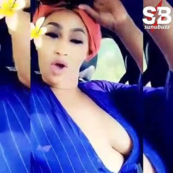 Diaba Sora montre l'objet interdit sans le savoir