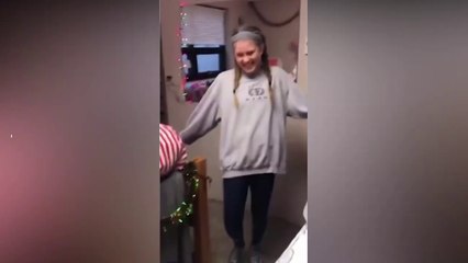 Elle déteste Noël, ses amis lui emballent toute sa chambre