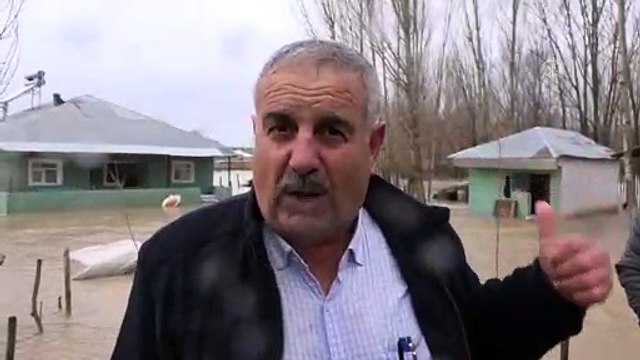 Muş'ta dere taştı, köyü su bastı