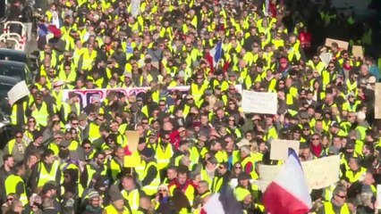 Gilets jaunes : entre hésitations et complotisme