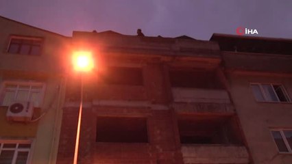 Sultangazi'de İntihara Kalkışan Şahıs Çatıda Sigara İçti