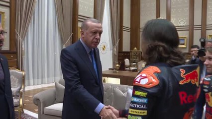 Cumhurbaşkanı Erdoğan, Milli Motosikletçiler Can ve Deniz Öncü Kardeşleri Kabul Etti