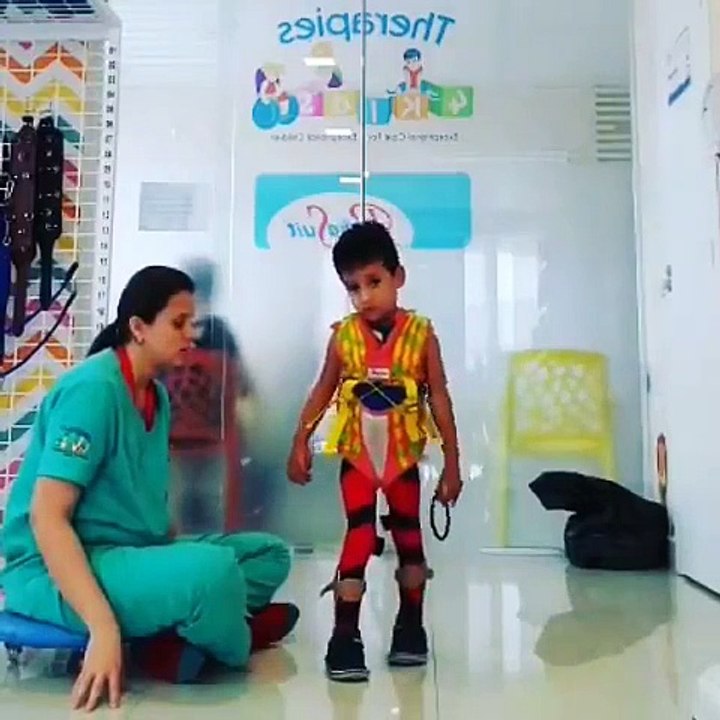 la kiné pleure en voyant son patient marcher pour la première fois