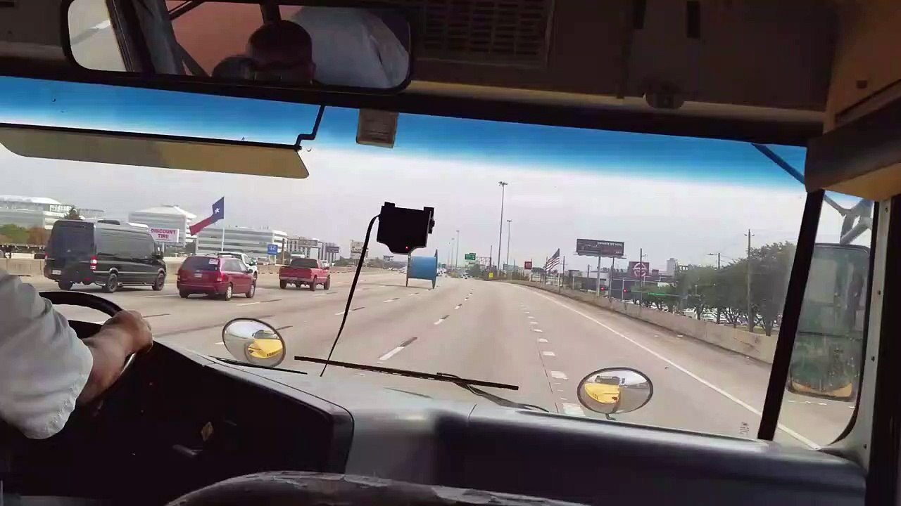 Un automobiliste croise un rouleau géant sur l'autoroute
