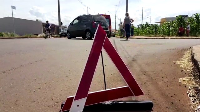 Colisão envolve carros e deixa mulher ferida