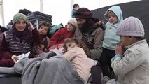 عائلات تفر تحت المطر بعيداً عن الجوع والقصف في آخر جيب للجهاديين في شرق سوريا