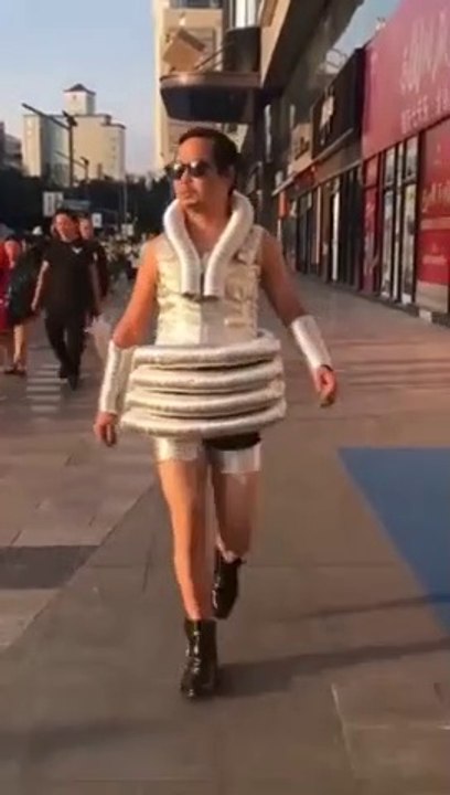 Fan de mode, il défile dans des tenues excentriques en pleine rue