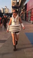 Fan de mode, il défile dans des tenues excentriques en pleine rue