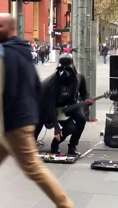 Dark Vador joue... Rage against the Machine en pleine rue !