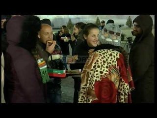 Report Tv- Studentët ndezin zjarr përpara Kryeministrisë