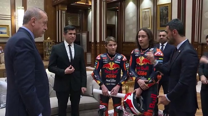 Cumhurbaşkanı Erdoğan, millî motosikletçiler Can ve Deniz Öncü kardeşleri kabul etti