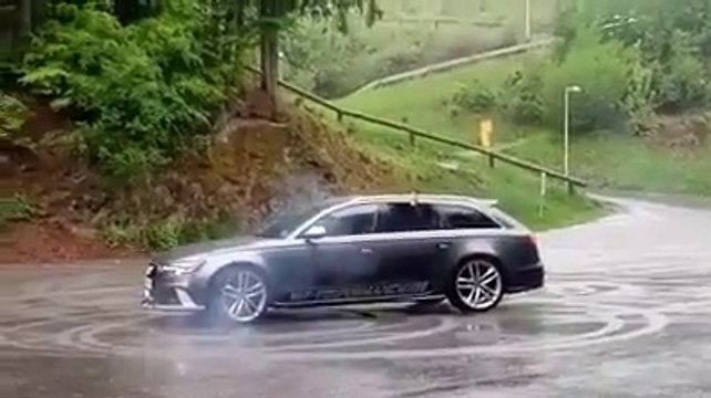 Il fait du drift avec son Audi et ça va lui coûter très cher ! Moteur cassé