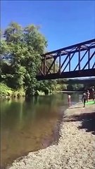 Une mère balance son fils de 4 ans du haut d'un pont!