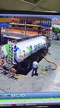 L'énorme boulette de ce chauffeur de camion citerne... Tu es viré!!!!