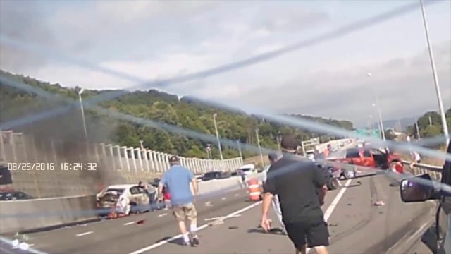 Des automobiliste sauvent une femme piégée dans sa voiture en feu