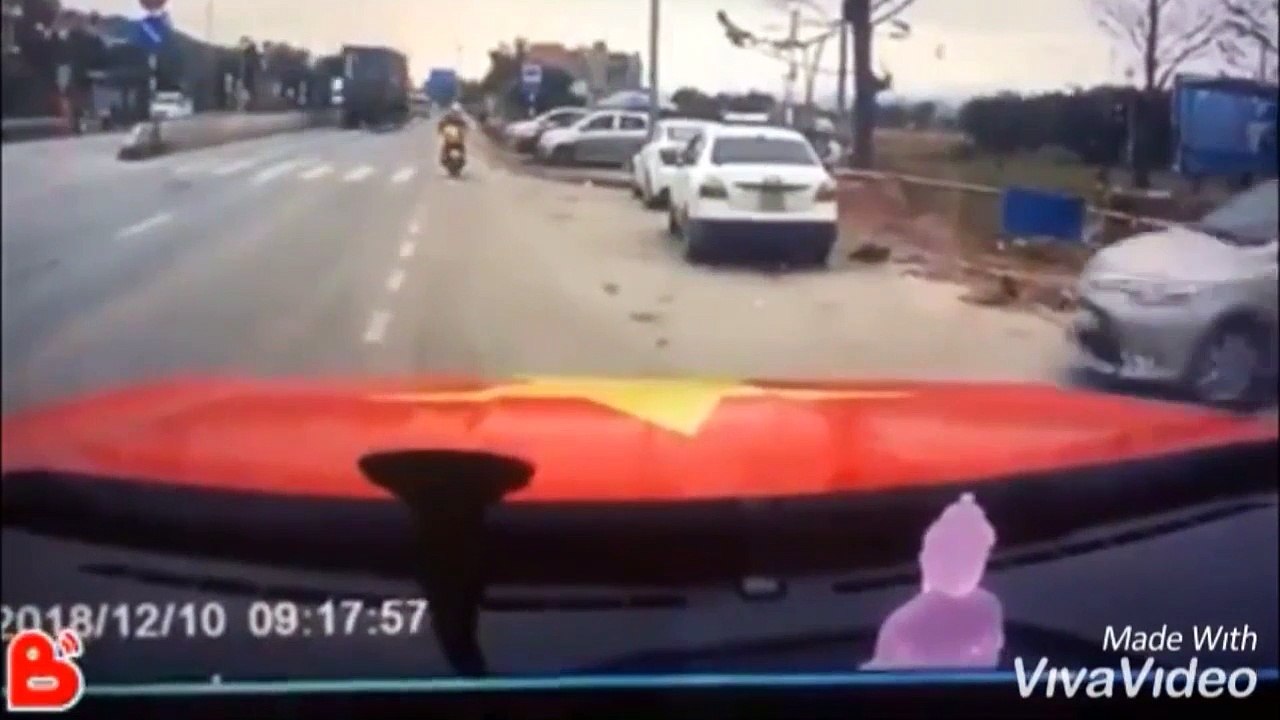 Une maman et son bébé évitent de justesse de se faire percuter par un camion