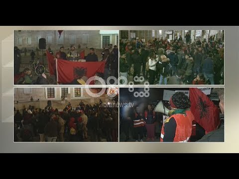 LIVE PROTESTA/ Studentët mbi 7 orë qëndresë përpara Kryeministrisë dhe Ministrisë së Arsimit