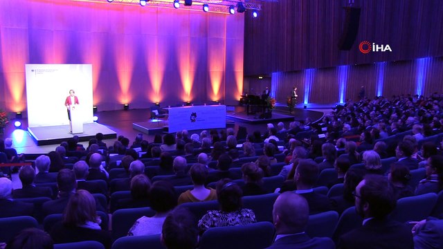 - Almanya Başbakanı Merkel: “Almanya'nın Göç Ülkesi Olduğunu Geç Anladık”- Göç, Mülteci Ve Uyumdan Sorumlu Devlet Bakanı Annette- Widmann-Mauz:- “Mültecilere Saldırılar Kabul Edilemez”