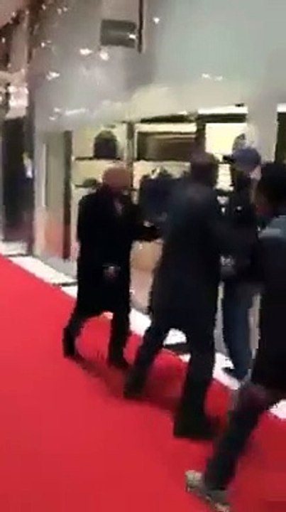 شاب مصرى قابل احمد موسي فالمطار بفرنسا فرقعلوا قلمين مكن على وشه ✋✋ الفيديو 18+