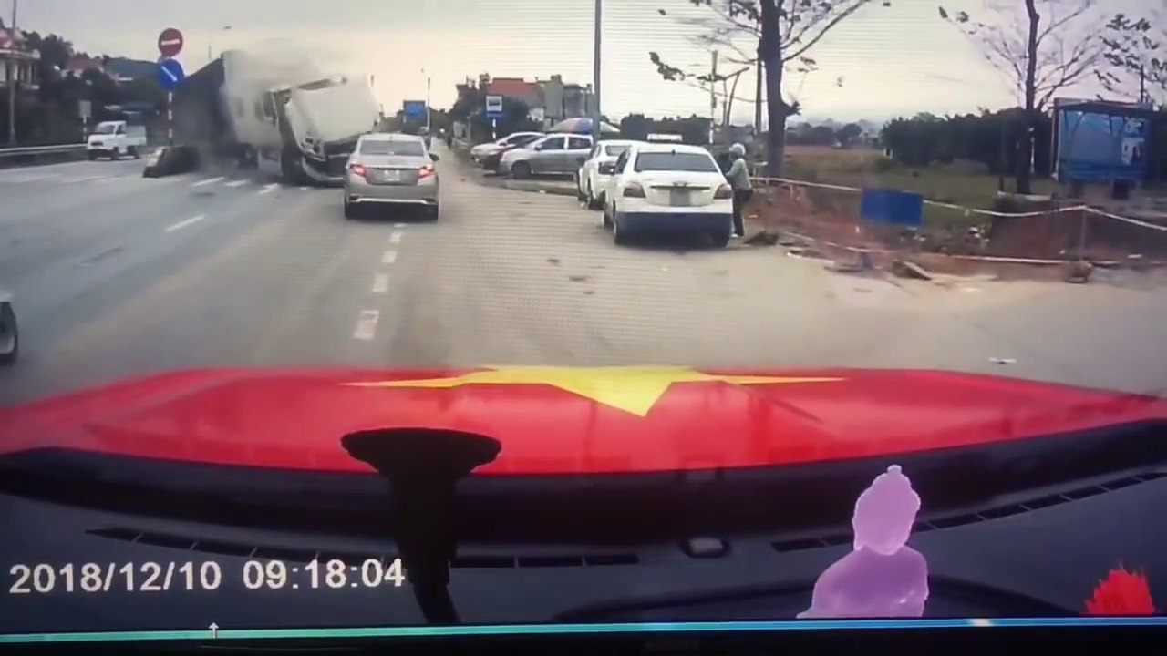 Un accident violent au Vietnam avec cette femme qui sauve un bébé de la catastrophe