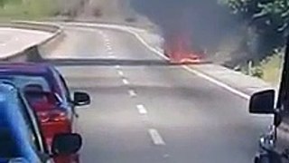 Incendio de vehículo RAV4 en km 18 carretera del Puerto de La Libertad VIDEO