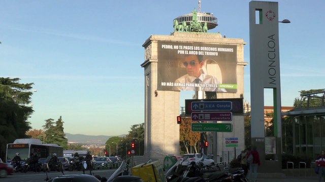 Greenpeace cuelga una pancarta gigante en Moncloa con la cara de Pedro Sánchez